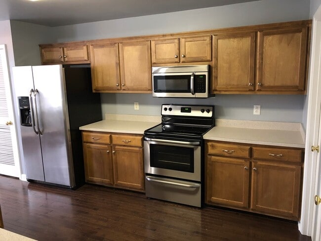 Building Photo - 1132 Summerville Cir