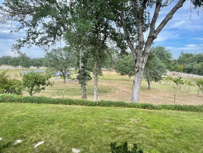 Building Photo - COUNTRY SETTING 3 BEDROOM WITH POOL AND SOLAR