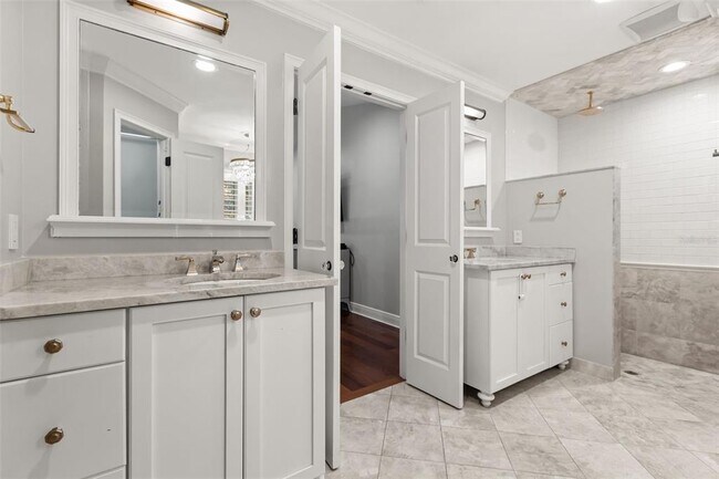 Building Photo - 2220 Vía Tuscany