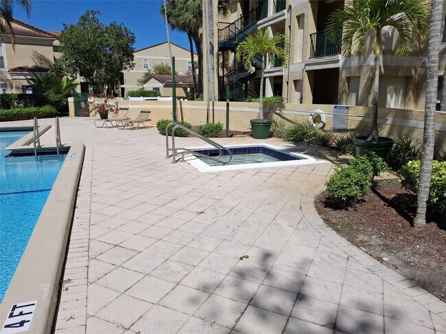 Building Photo - 899 Riverside Dr