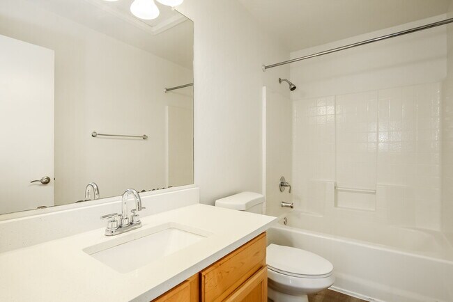 Building Photo - 668 E Colt Ct