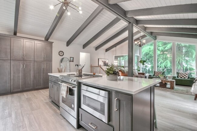 Building Photo - Stunning Home in Lake Stevens