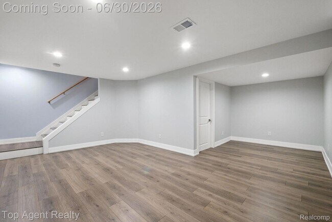 Building Photo - 38887 Country Cir