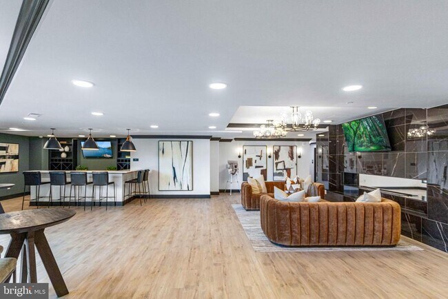 Building Photo - 701 N Henry St