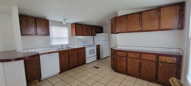 Building Photo - Ready to Move in