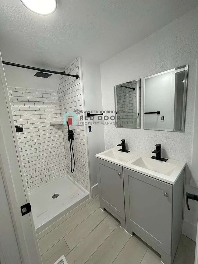 Building Photo - Beautifully Remodeled 3 Bed, 2 Bath Home – Pet Friendly!