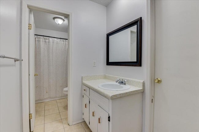 Building Photo - 3823 Fairington Dr