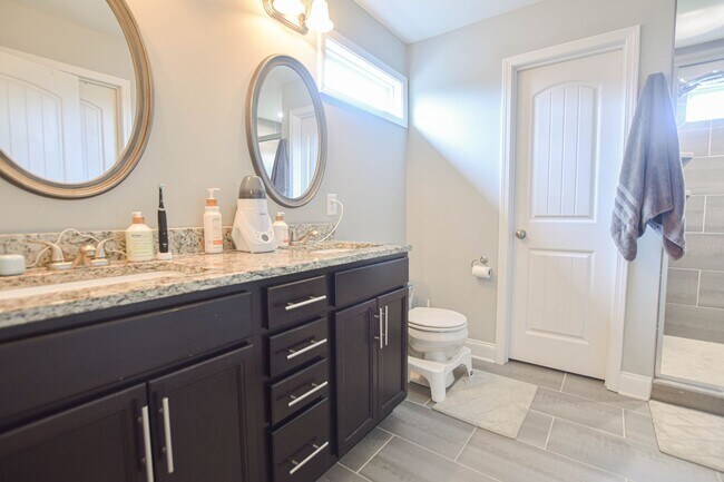 Building Photo - Pet Friendly Three Bedroom with Bonus in Rossview!