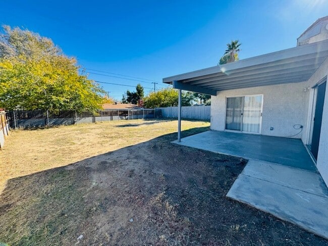 Building Photo - Remodeled and Spacious 4+2