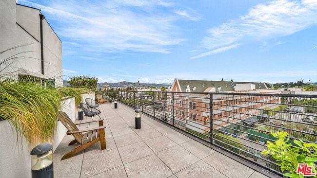 Building Photo - 667 N Wilton Pl