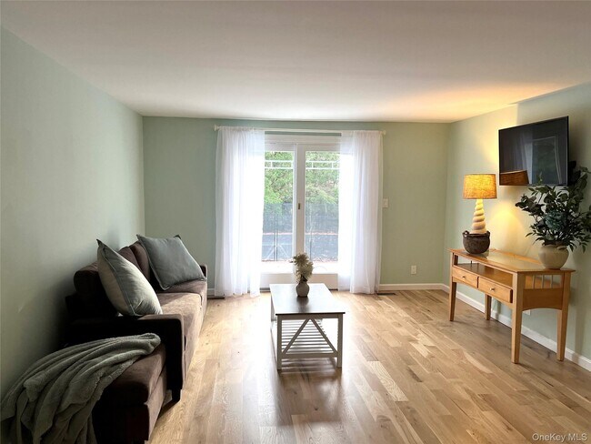 Building Photo - 25 Squires Ave