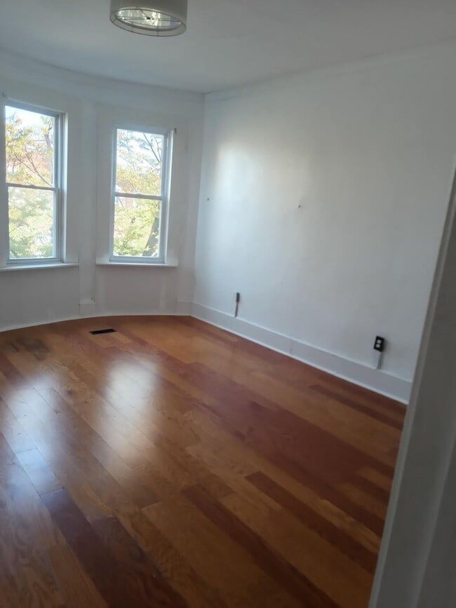 Building Photo - Large lovely 3BR, 1.5 bathroom home