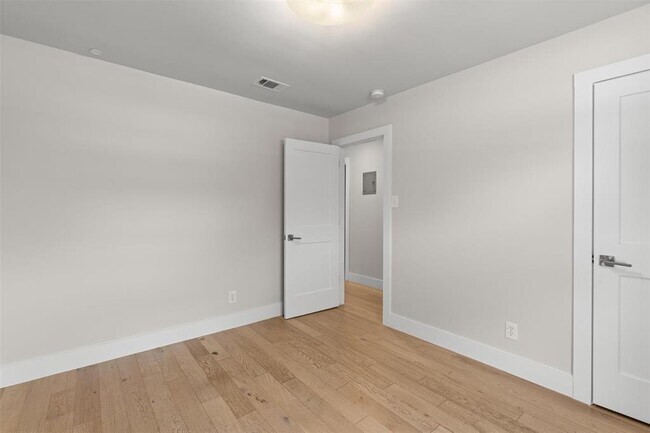 Building Photo - 5405 Fairmont Cir