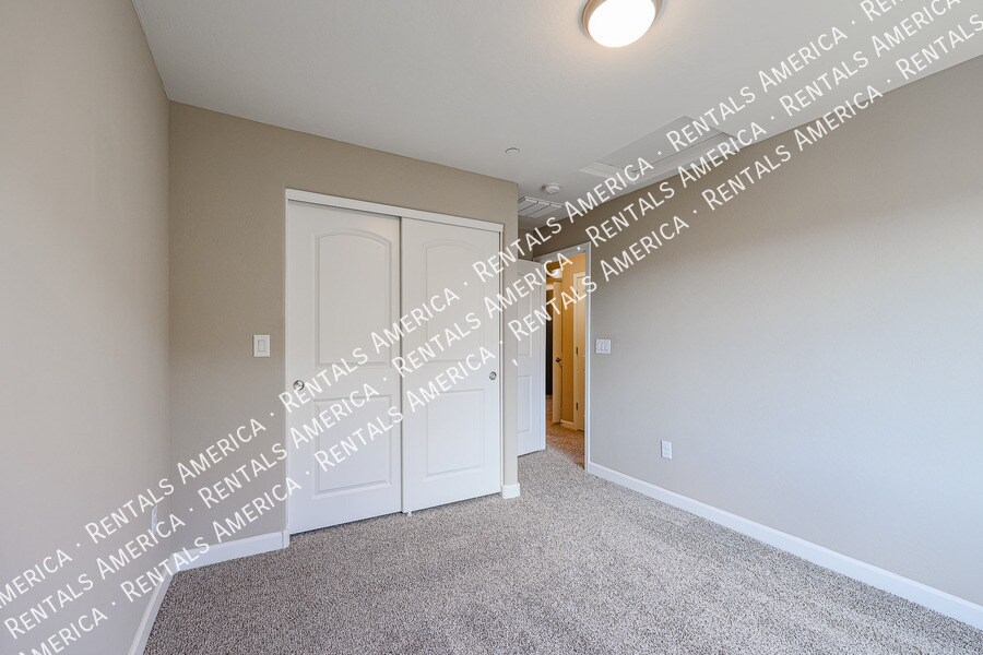 Building Photo - 2150 W Alameda Rd