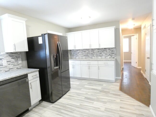 Building Photo - 4700 N Bristol Ave