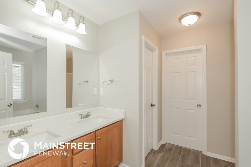 Building Photo - 1911 Elizabeth Oaks Ave