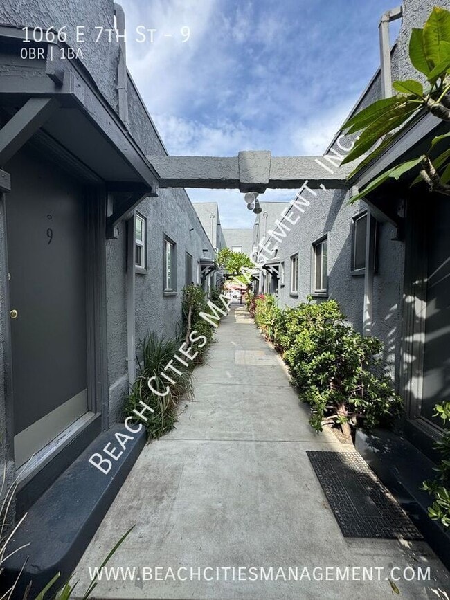 Building Photo - 1066 E 7th St