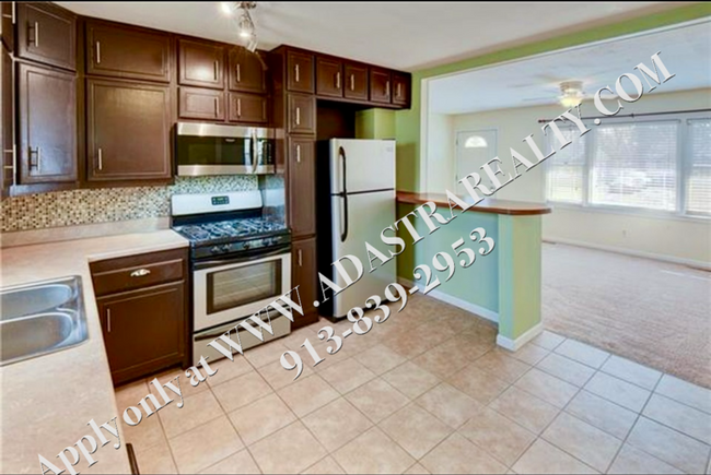 Building Photo - Cute 3 Bed 1 Bath Ranch in Raytown-Availab...