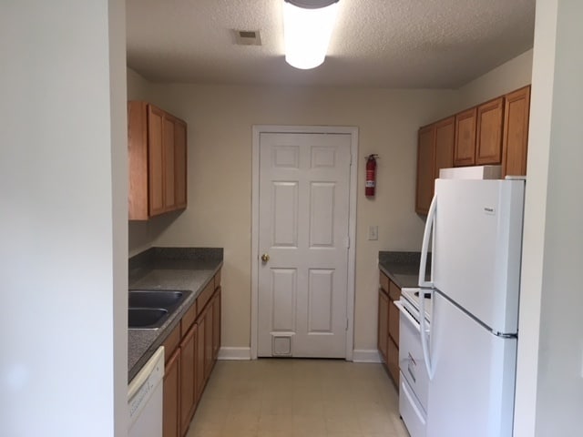 Building Photo - Three bedroom two bathroom house