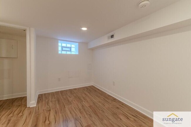 Building Photo - 142 N Ellwood Ave