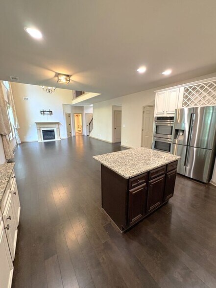 Building Photo - 4950 Belcrest Way