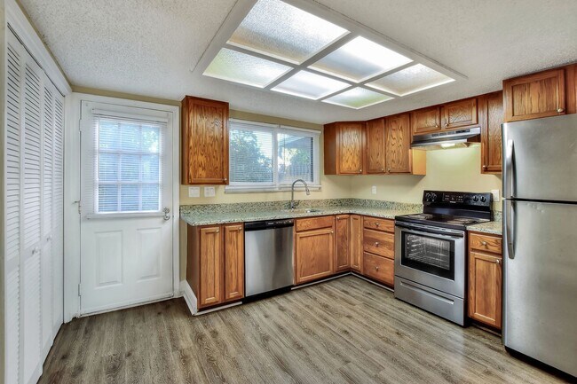 Building Photo - Two-Bedroom Townhouse near Park