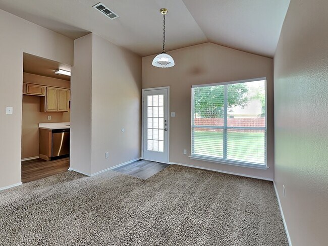 Building Photo - 2025 Hollow Creek Dr