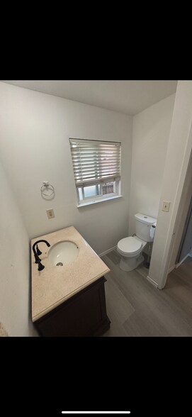 bathroom - 228 W 20th St