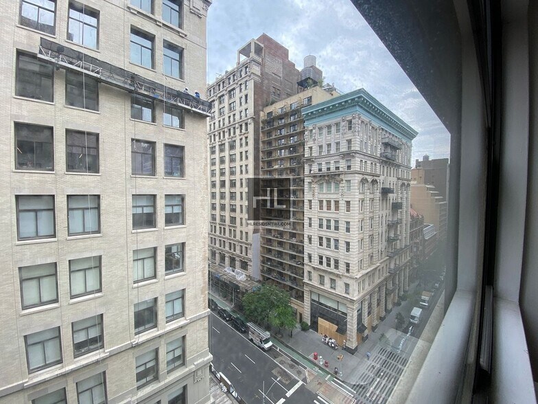 Building Photo - 5 AVENUE