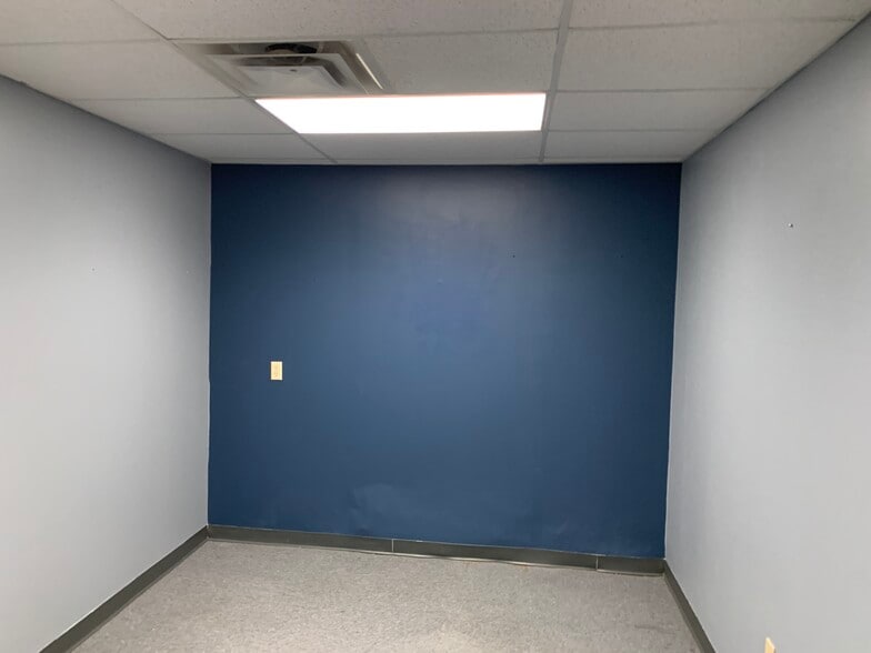 Building Photo - 320 5th Ave
