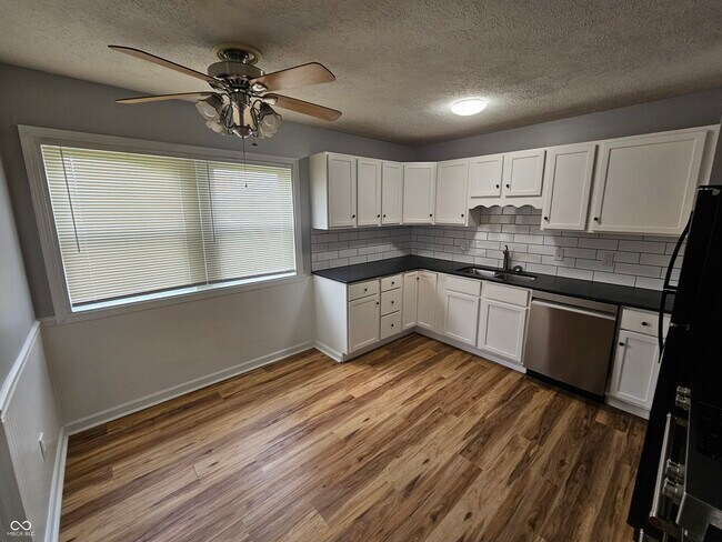 Building Photo - 748 Maple Ln