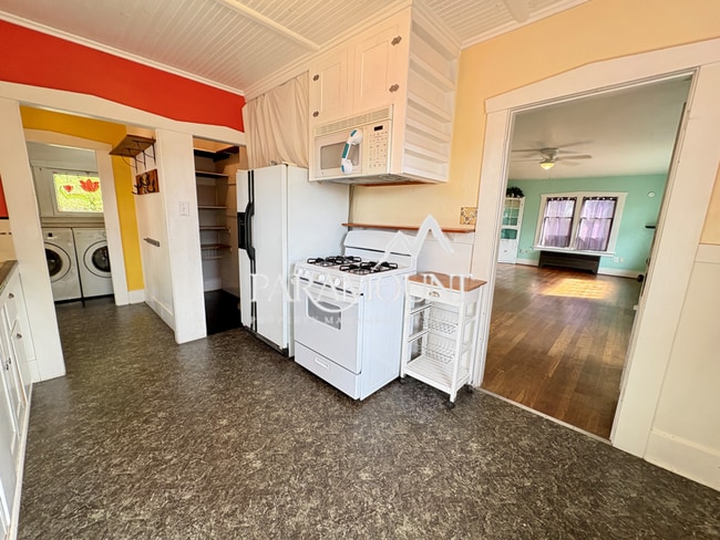 Building Photo - 2 Bedroom with a Water View!