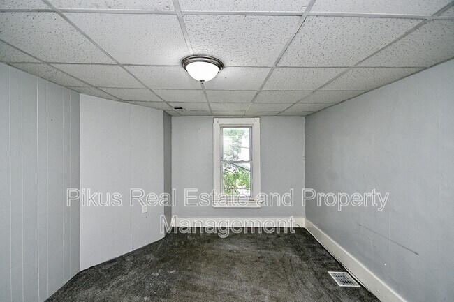 Building Photo - 825 7th St NW