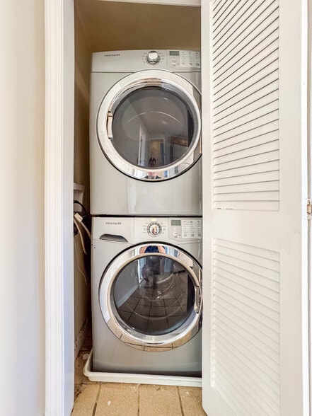 Building Photo - 74 Dunboy St