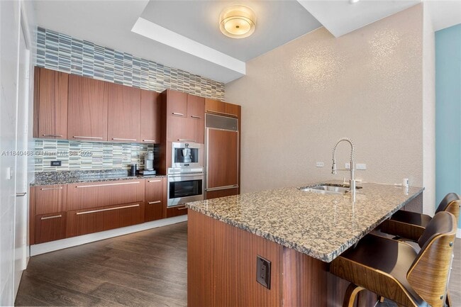 Building Photo - 16001 Collins Ave