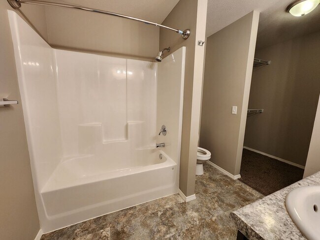 Building Photo - Spacious 3-Bedroom, 2-Bathroom Home AVAILA...