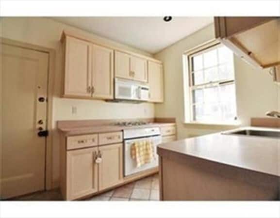 Building Photo - 1498 Beacon St