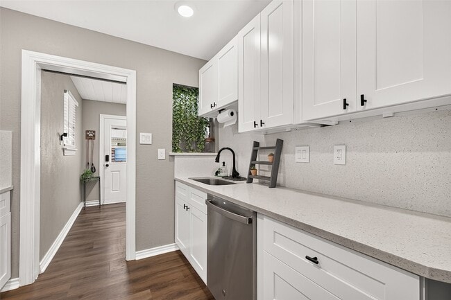 Building Photo - 1005 Avenue D