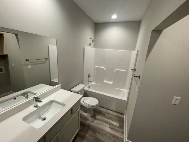 Building Photo - 16271/73 Ike Ct
