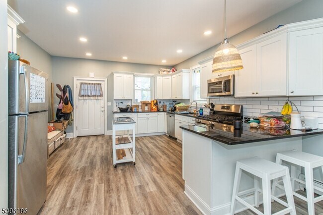 Building Photo - 19 St Lukes Pl