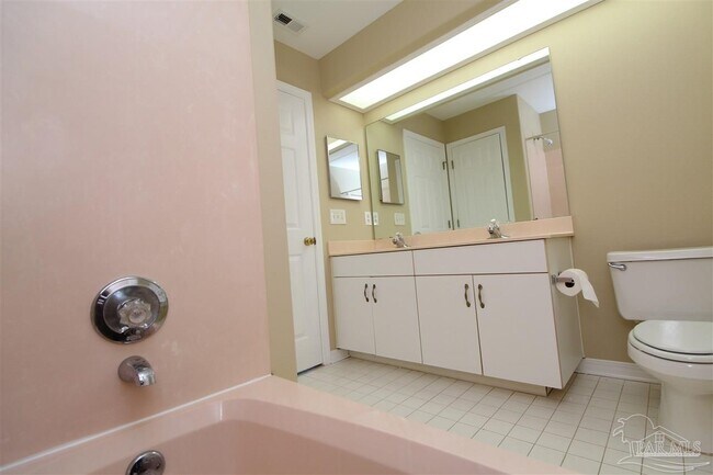 Building Photo - 2042 Hamilton Crossing Dr