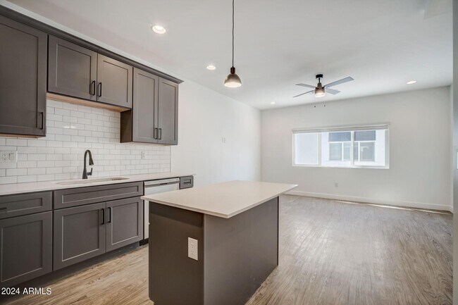 Building Photo - 3725 E Earll Dr