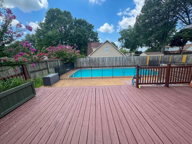 Building Photo - 705 Cotham Dr