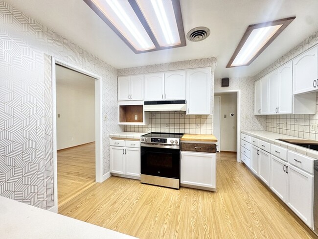 Building Photo - Stunning 3-bedroom, 2-bathroom home with a bonus room/office!