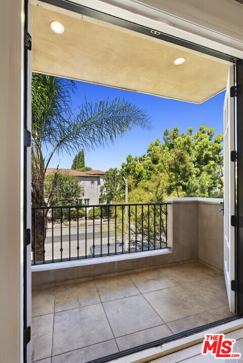 Building Photo - 208 S Lasky Dr