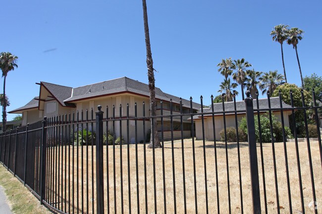 Building Photo - Chateau De Lyon