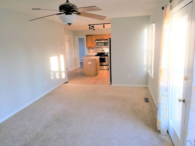 14 Jarrow Family Room 2b sm - 2193 Jarrow Dr