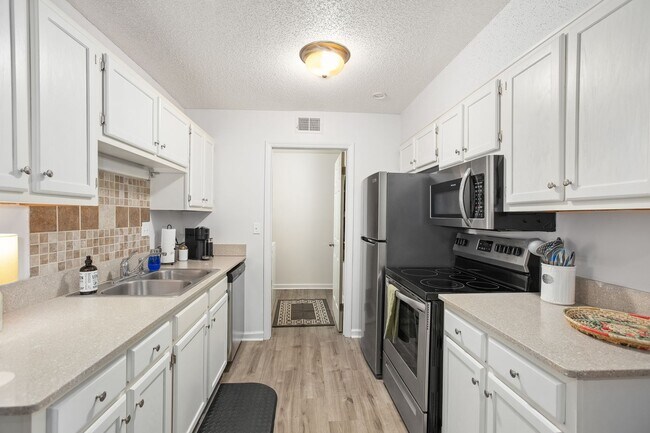 Building Photo - Furnished 1-Bedroom Condo with Modern Upda...