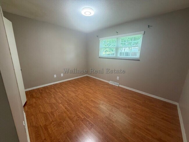 Building Photo - ALL ONE LEVEL IN WEST KNOXVILLE!  OVER 2,400 SQUARE FEET!!!