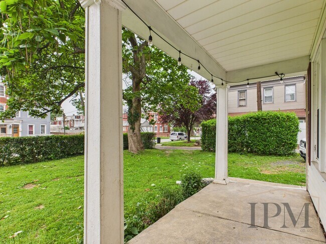 Building Photo - Available Now Beautiful 4 Bedroom Home with Garage, Central Air & Large Yard in York City.